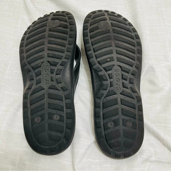 CROCS Black Sandals with Textured Footbed and Arch Support - Picture 4 of 5
